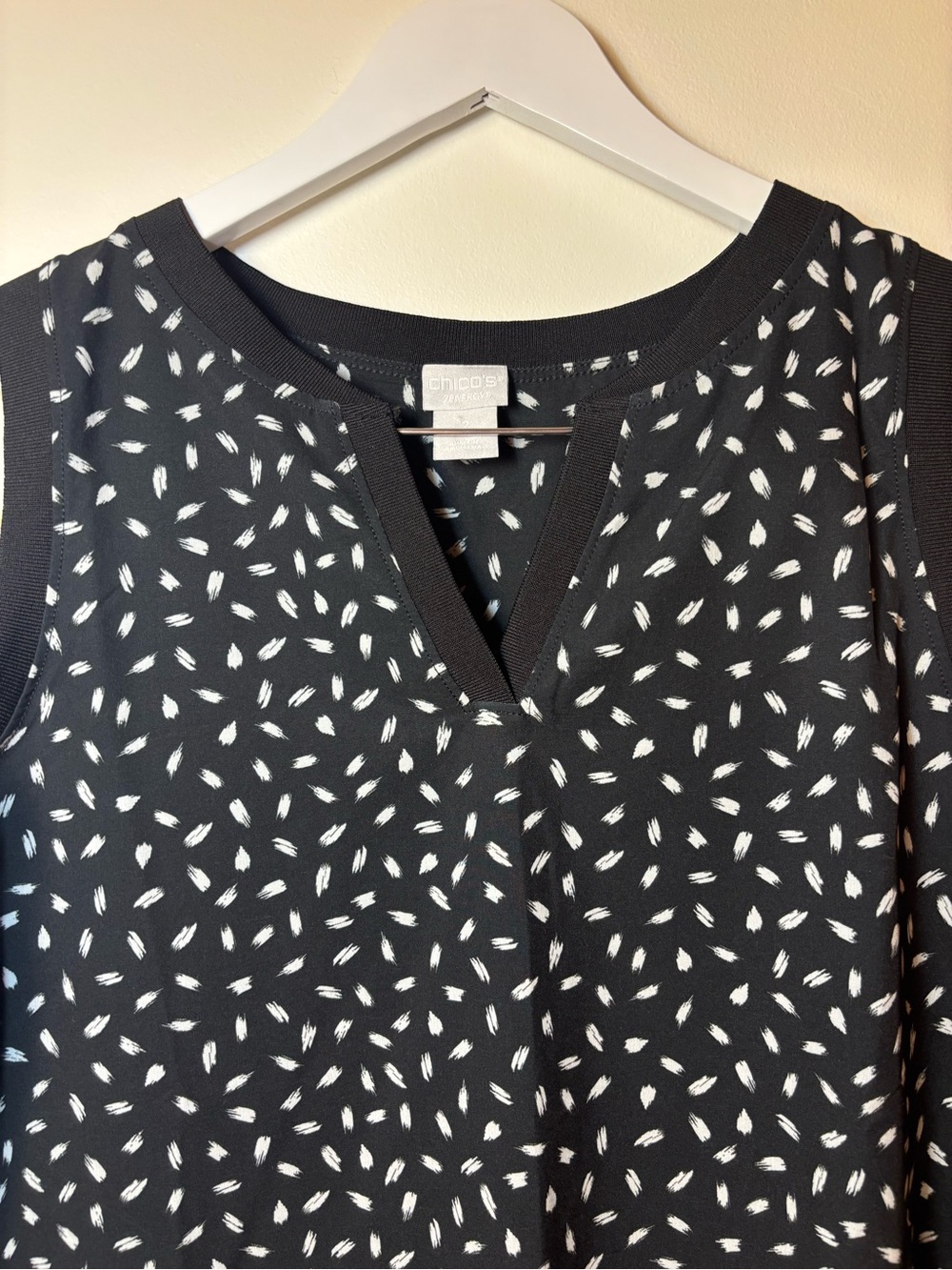 Chico's Black & White Sleeveless V-Notch Tank, size 2 - Picture 2 of 7